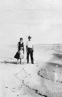 vera and mae dagion with co-driver edsel wyant at miami beach fl 1930.jpg